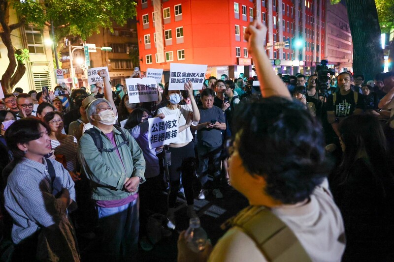 立法院門口昨天深夜齊聚40多個公民團體及3萬多名示威群眾,但仍有網友認為這次的抗議行動,比不上當年的太陽花學運。圖/中央社