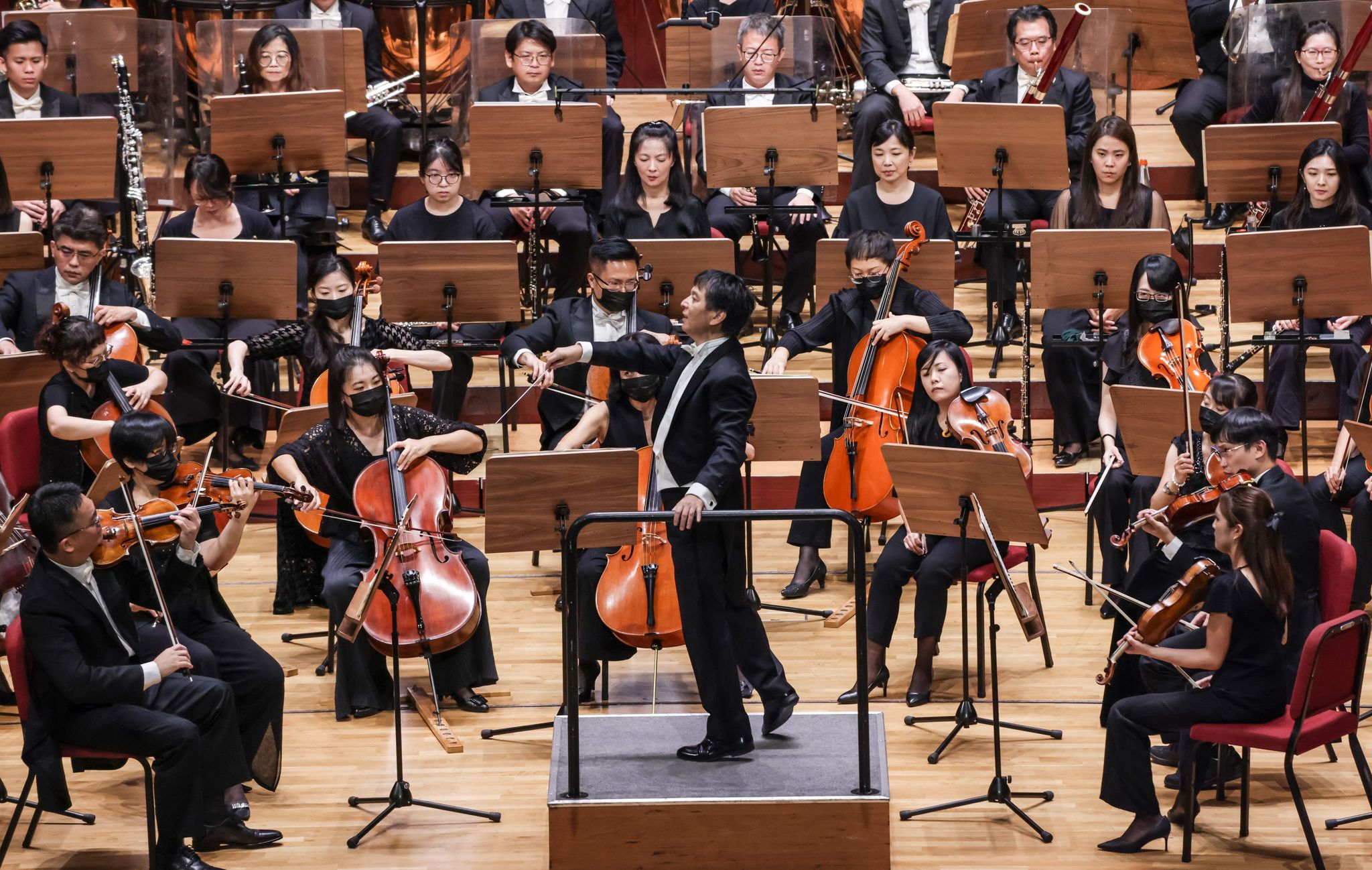 指揮家水藍與維也納愛樂首席霍內克  合體詮釋《天方夜譚》