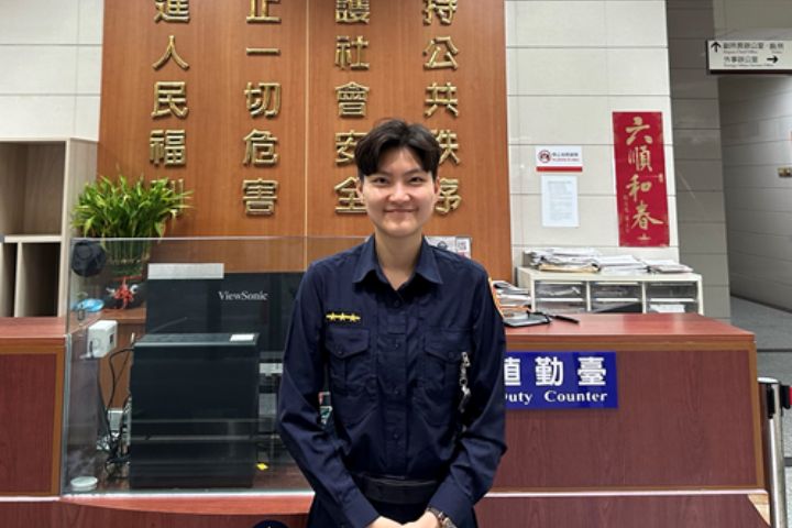 婦人受困士林公廁驚慌求救　文林警火速馳援　聯手消防助脫困