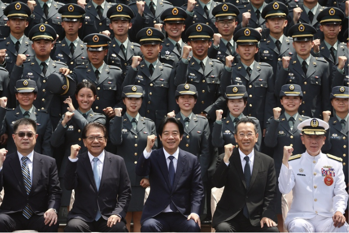 軍校畢典不唱國歌？潘孟安雙唇緊閉、顧立雄有氣無力　網怒：連演都不演