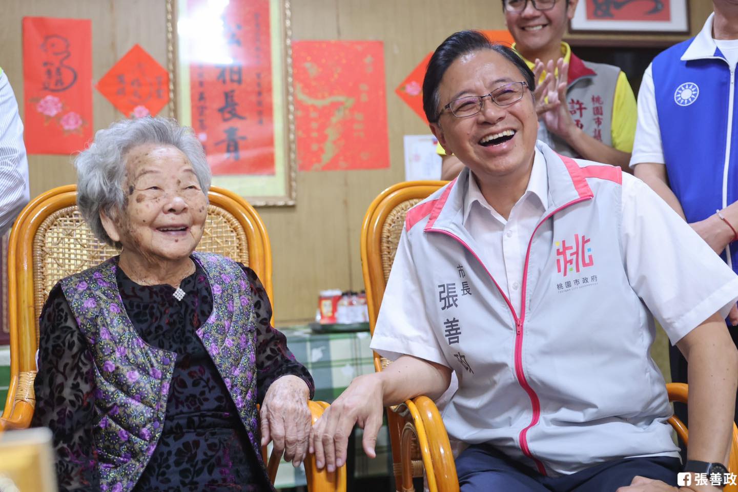 桃園市長張善政（右）決定參加520總統賴清德的就職典禮，他稱過去在行政院工作經驗，和賴清德就像「難兄難弟」。圖為張善政在母親節當天探望桃園阿嬤市民。圖／取自張善政臉書