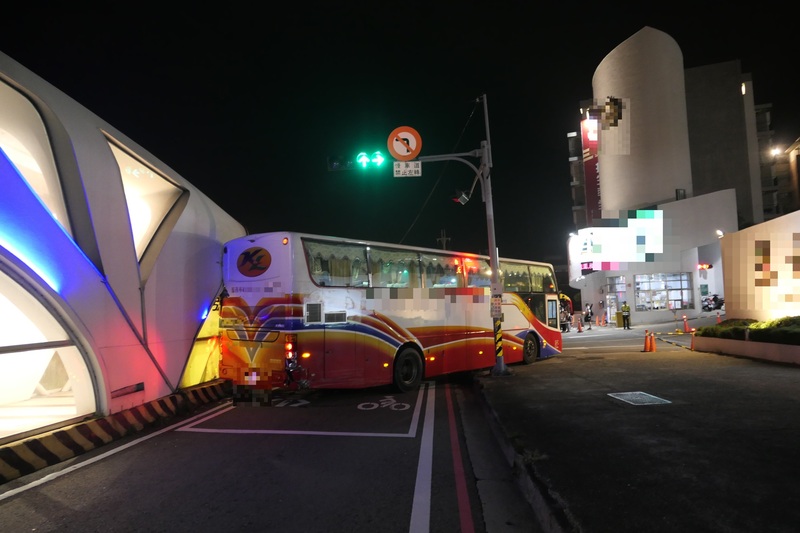 台中弘光大學前發生遊覽車衝撞事故，造成一旁BRT站體損毀、一人受傷。圖/中央社