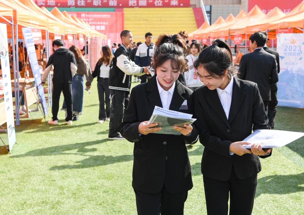 2023年10月20日，成渝地區2024屆普通大學畢業生數智行業雙選招才會在重慶永川舉行。圖/取自新華社