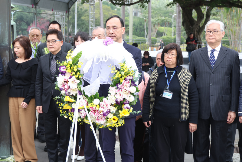 國民黨主席朱立倫（中）1日針對賴總統的228講話說，民進黨執政17年了，但至今還在挑起對立，圖為上月27日朱立倫前往228和平紀念公園獻花。圖／中央社