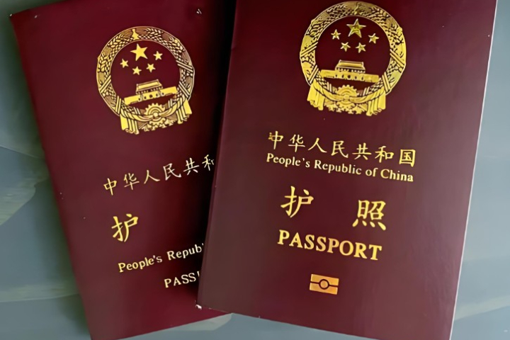 內政部要求未來在台定居的大陸人，需額外提供未申領大陸護照的證明或已註銷護照的公證書（實務上為護照剪角作廢）。圖/取自微博