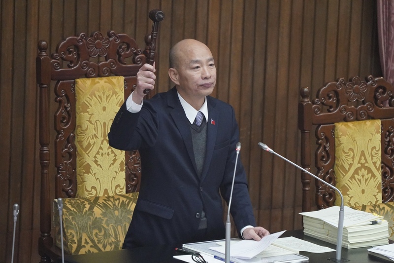 檢調連日以「罷免綠委有死亡連署」之名搜索國民黨新北、台北黨部並帶走青年軍領銜人、黨部幹部等，國民黨中央昨晚集結北檢前抗議司法不公，立法院長韓國瑜(圖)18日零時深夜發文，表示黑暗時代期待司法照亮光明。圖/中央社