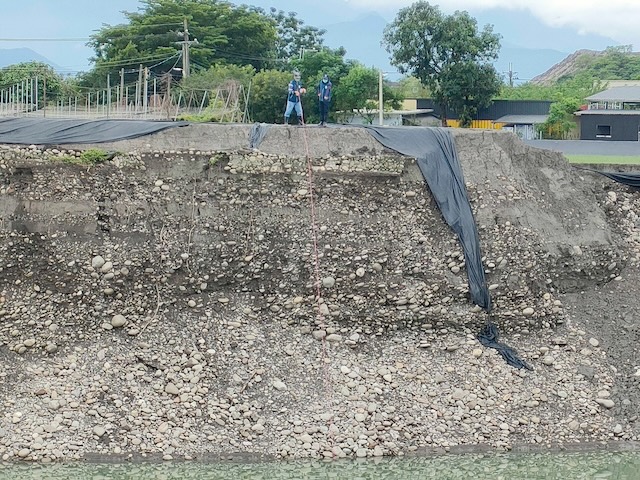 高雄美濃大峽谷案，圖為調查人員以工具丈量坑洞高度。圖/橋檢提供