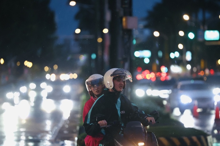 西南風增強降雨擴大　屏東山區紫色超大豪雨警戒