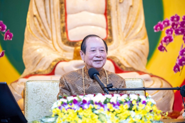 禪宗第八十五代宗師悟覺妙天禪師在2026年元旦當天，親赴關西藥師佛禪寺及慈航觀音禪寺，主持點燈祈福大法會，並開示印心佛禪修行法要。圖/關西藥師佛禪寺、關西慈航觀音禪寺提供