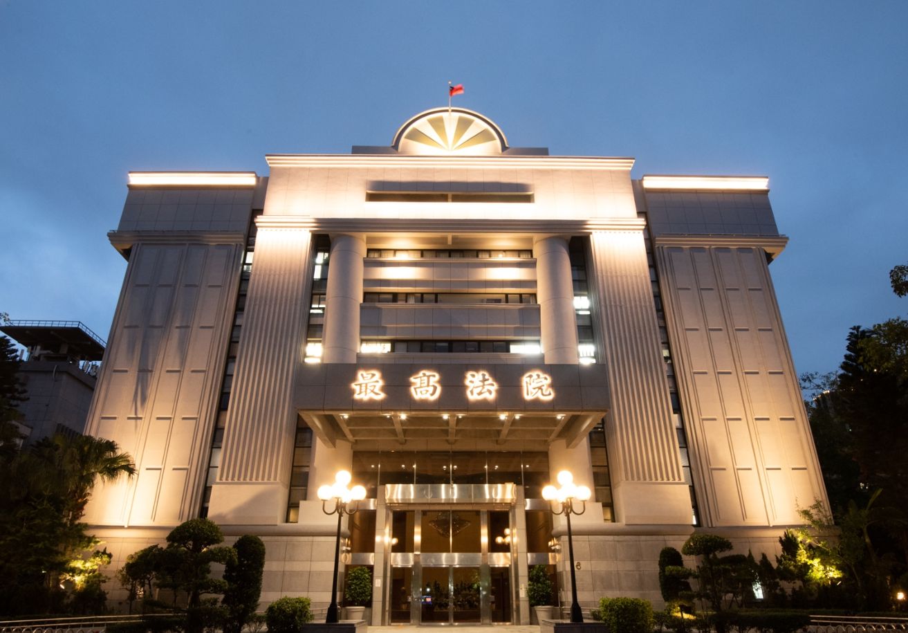 最高法院、最高行政法院推薦4名大法官人選。圖為最高法院夜景。圖/取自最高法院官網