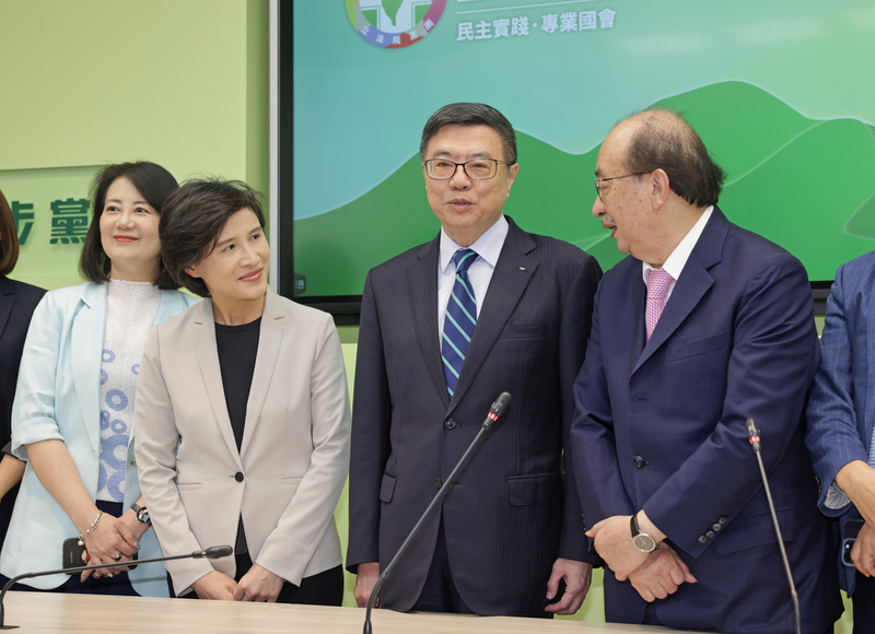 行政院長卓榮泰（右二）面對新內閣上任後的朝小野大困境，近日分梯次宴請民進黨立委，擬定從防禦轉為進攻，為「戰鬥內閣」預做準備。圖/中央社