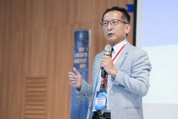 台師大特聘教授張玉山則提出「AI+BI=CI」的教育概念。圖/記者陳思豪攝