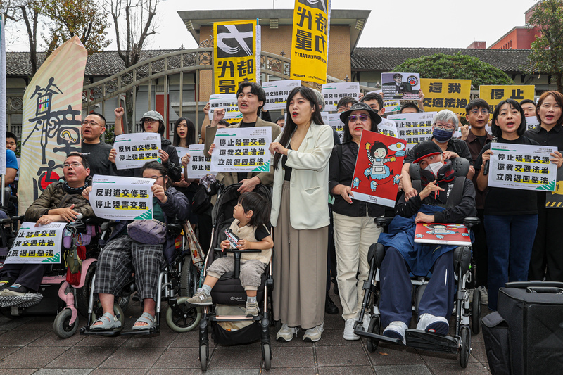 不滿行政院交通修例，路權、身障等團體17日在全台多個縣市快閃抗議。圖/中央社