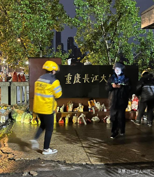 重慶長江大橋旁，擺滿了網友安排的外賣美食。＠豐裕人間說