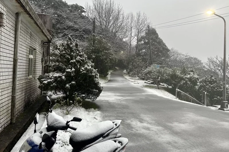 寒流來襲，氣象署位在陽明山鞍部氣象站至今清晨已累積降雪1cm。圖/中央氣象署提供
