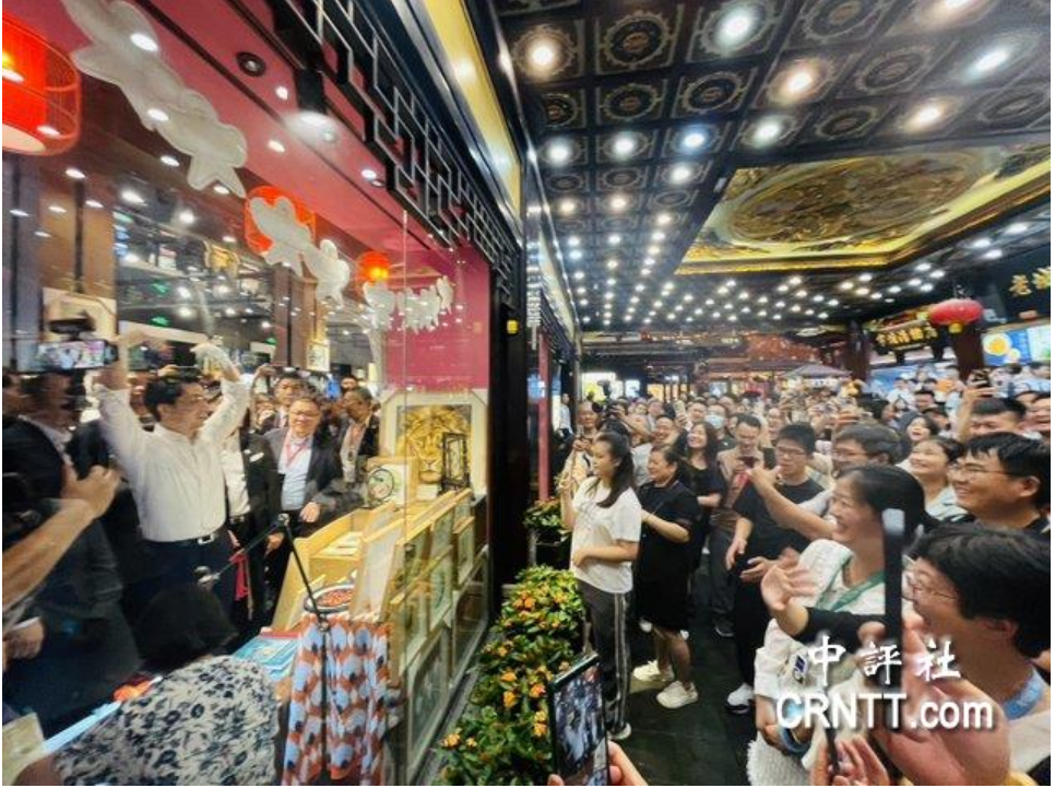 台北市長蔣萬安去年到上海參加雙城論壇時,參觀上海夜市，與市民互動。圖/取自中評社