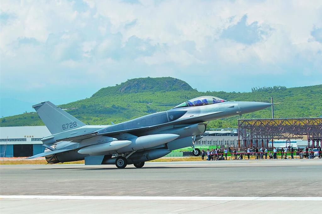 2架F-16V戰機飛抵台灣,卻未裝備AN/ALQ-254「蝮蛇之盾」內置電子戰系統,無從發揮戰力。圖/國防部提供