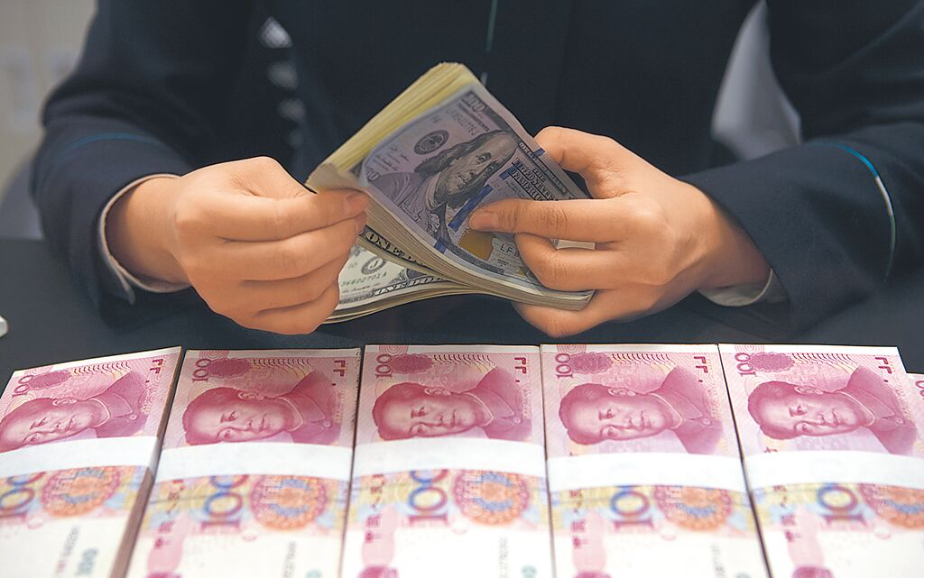 美元指數自今年川普上台以來持續走弱，拖延大陸央行降準降息進度。圖/取自中新社