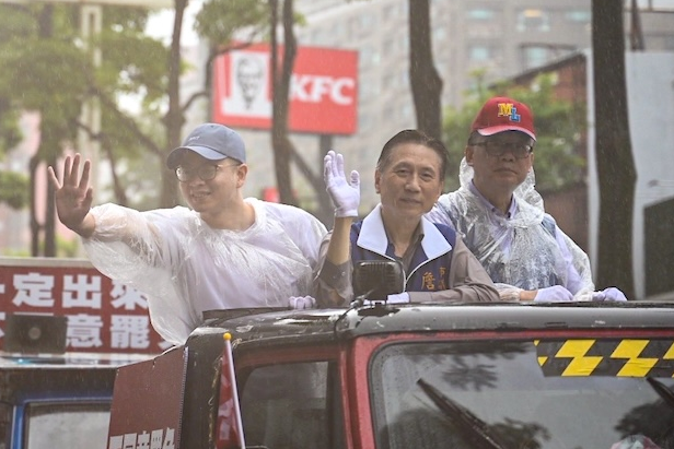 關於國民黨文傳會主委一職。桃園市議員凌濤（左）29日向大家推薦詹江村議員（中）。圖/取自凌濤臉書