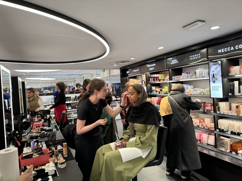 出國購買化粧品回台只能自用，如果轉供他人使用恐吃上萬元罰單。圖/中央社