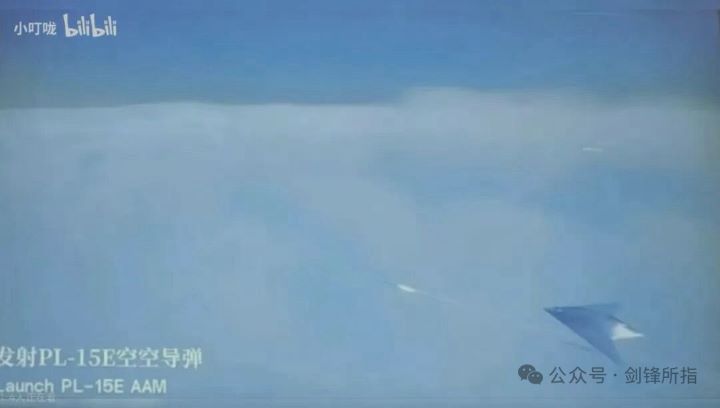 大陸攻擊-11「玄龍」無人機發射霹靂-15中遠距空對空飛彈的畫面，近日在網路曝光。圖/取自B站lyman2003