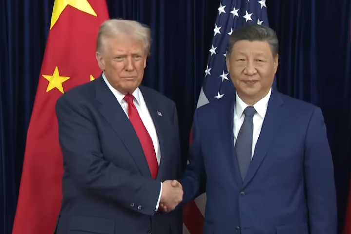 美國總統川普(左)與大陸國家主席習近平(右)30日在韓國會晤,但未談到台灣問題。圖/截自BC News YouTube頻道