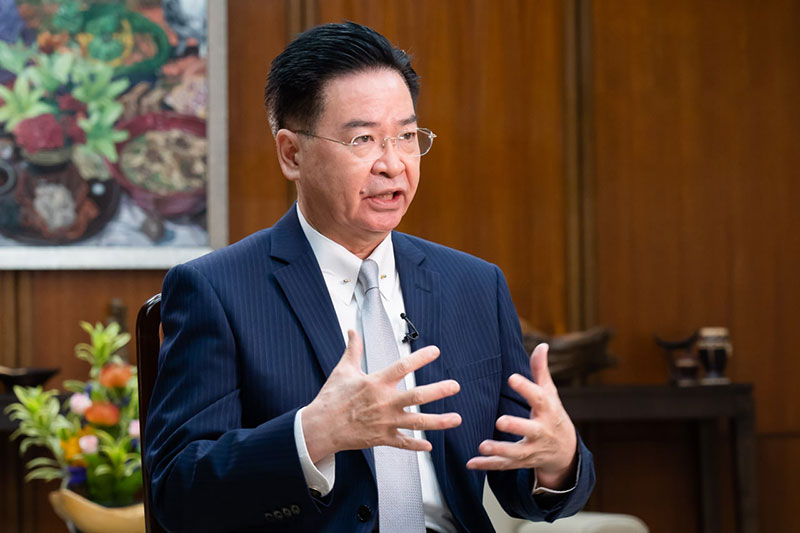 國安會秘書長吳釗燮的何姓前助理涉共諜案遭羈押禁見，吳釗燮現在率團赴美關稅談判恐有國安疑慮。圖/取自外交部官網