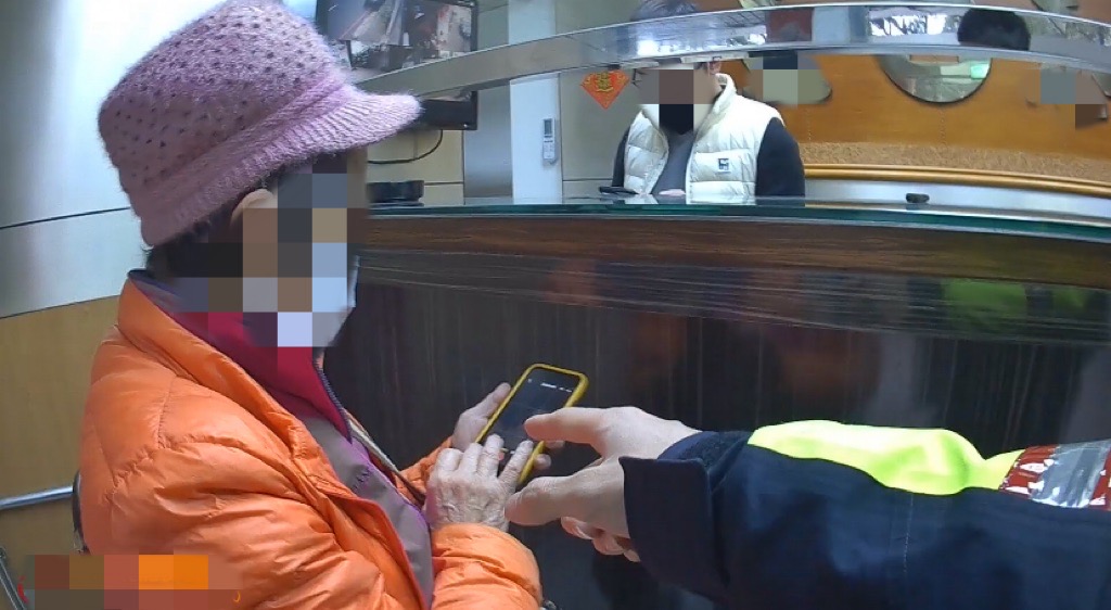 82歲老婦人疑似深陷愛情詐騙，到當鋪打算領出30萬元，遭到巡邏員警發現，及時阻止。圖／警方提供