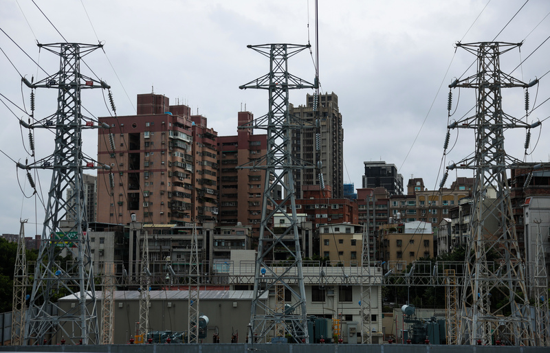 台電虧損狀況嚴峻,電價費率審議會9月30日決議,民生住宅電價凍漲,產業電價調漲12.5%,新電價將在10月16日上路。圖為位於新北市蘆洲區的變電所。圖/中央社