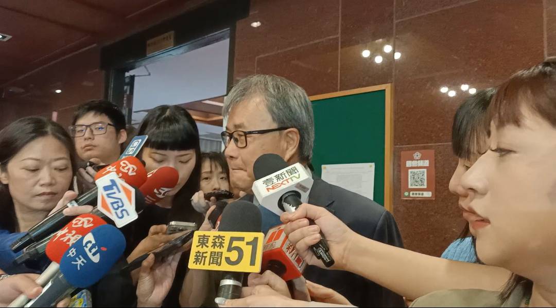 新任教育部長鄭英耀首度赴立法院教育文化委員會業務報告時接受媒體聯訪，重申希望陸生來台。圖/簡立欣攝