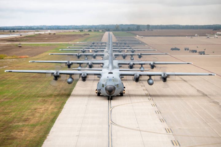 美國密蘇里州空軍國民兵137空運聯隊的C-130H機隊展示基地執行「大象走路」。圖/取自美軍DVIDS官網