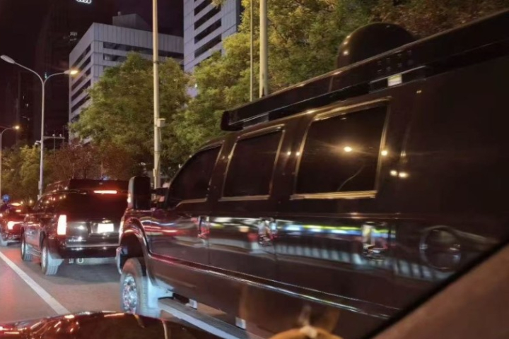 網友指出，畫面中前方車輛為雪佛蘭賽博班（Chevrolet Suburban），後方車輛則是福特F-350（roadrunner）。圖/取自微博