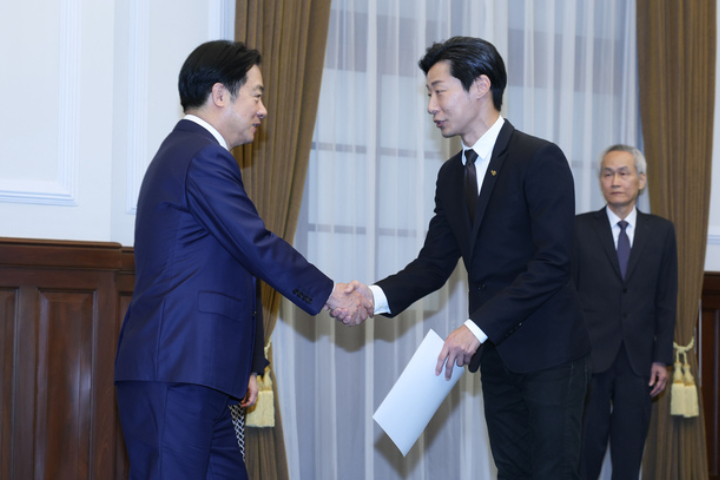 林昶佐宣誓任芬蘭大使 網怒：國際外交變兒戲