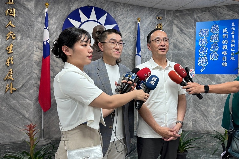公民團體「山海公民拆樑行動」發起罷免基隆市長謝國樑（中），國民黨主席朱立倫（右）6月28日晚間到基隆為謝國樑站台，指出謝國樑是為守護基隆財產，做了對的事。圖/中央社