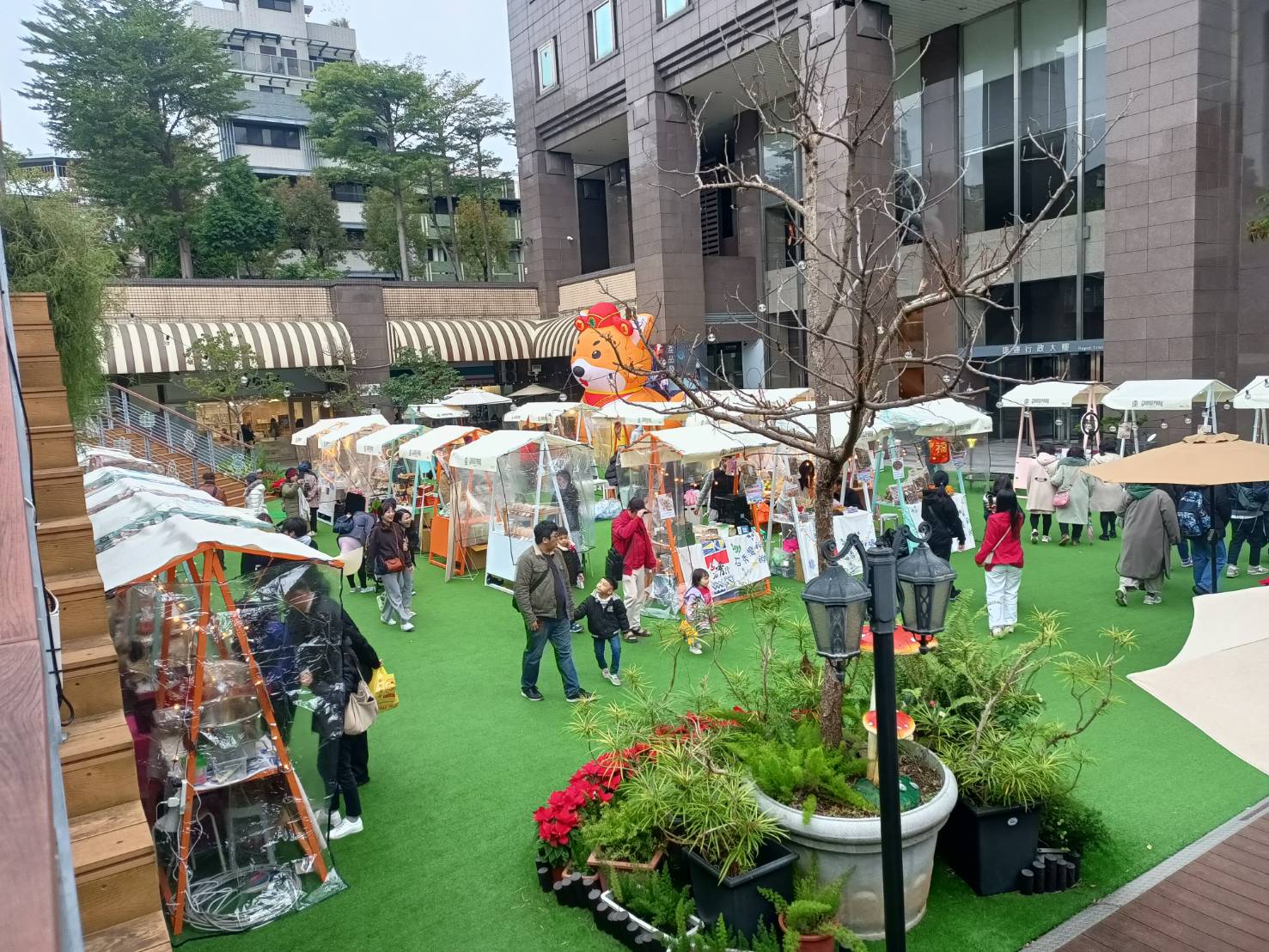 市集現場熱鬧，吸引不少民眾參與，並品嘗桃園各地帶來的特色產品。圖／記者林逸弘攝