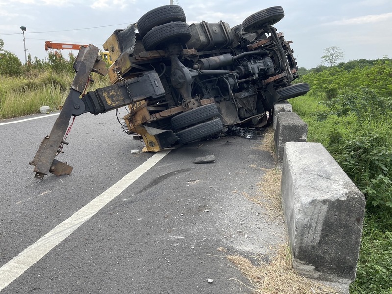 嘉義太保高鐵大道上發生一起死亡車禍，拖吊車駕駛疑似自撞翻覆，送醫搶救不治。圖/中央社