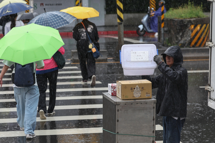 鋒面逐漸北移接近台灣　西半部防局部大雨