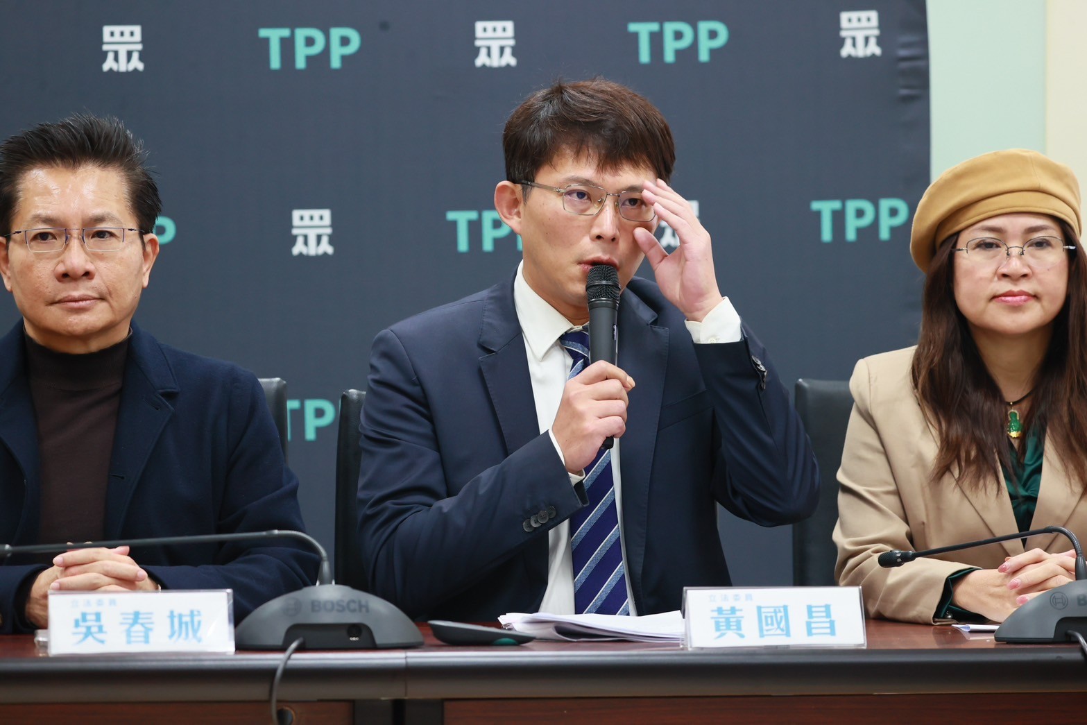 民眾黨立院黨團總召黃國昌(中)24日指出，上周五《財劃法》投票時，民進黨立委許智傑跑去和新潮流大老吳乃仁吃飯。圖/民眾黨提供