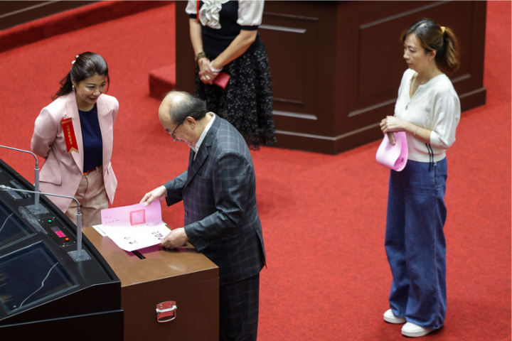 立法院會25日進行司法院大法官人事同意權案記名投票表決，民進黨團總召柯建銘（中）等進議場投票，但對其中2人也投「不同意」，只因與民進黨不同調，不贊成「大罷免」。圖／中央社
