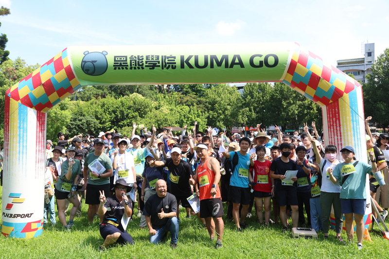 「黑熊學院」立意甚高，但極不切實際，被前國防部長邱國正界定為「一群有興趣的人到野外打漆彈」的社團。圖為黑熊學院29日在台北榮星花園舉辦「黑熊定向解謎挑戰賽」。圖/中央社