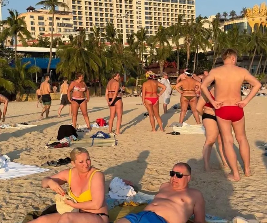 受惠於中俄免簽政策,大批俄羅斯遊客前往三亞旅遊。圖/取自極目新聞