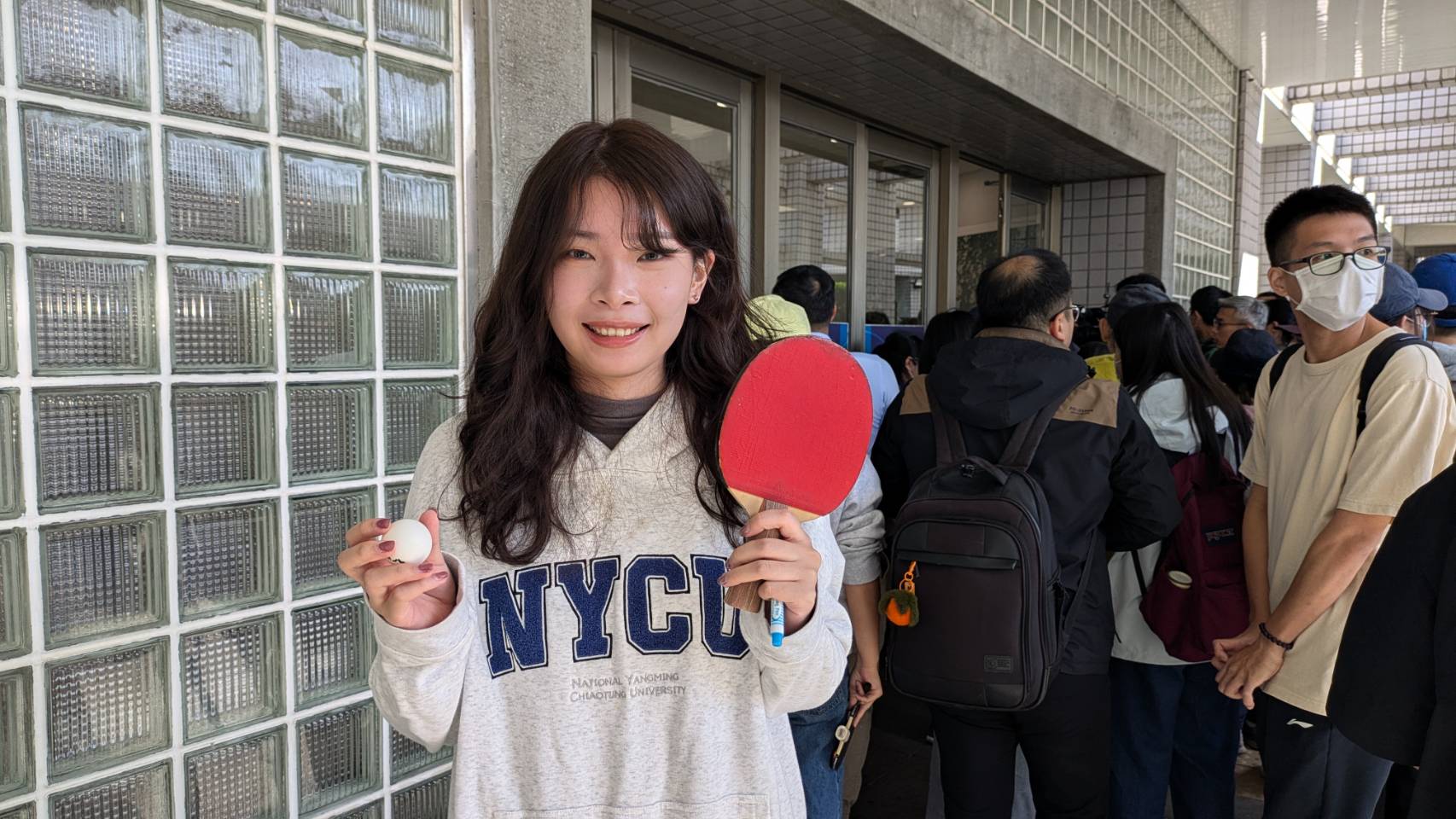 陽明交大研究生攜帶球拍、桌球希望獲得馬龍簽名。圖/高陸攝