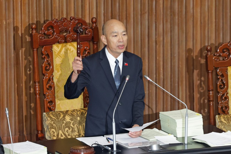 立院三讀修正《大學法》　弱勢生免納學費　「電腦網路費」也能貸