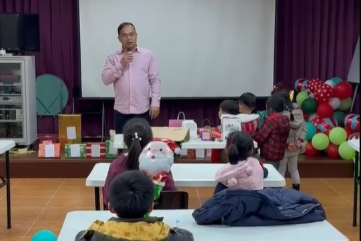 民進黨立委王義川對苗栗南庄幼兒園的孩童說：在野黨修的是惡法。圖／取自王義川Threads