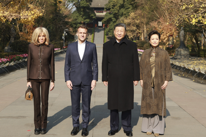 習近平在都江堰與馬克宏進行友好交流，雙方夫婦沿著堰功道欣賞景色。圖/取自新華社