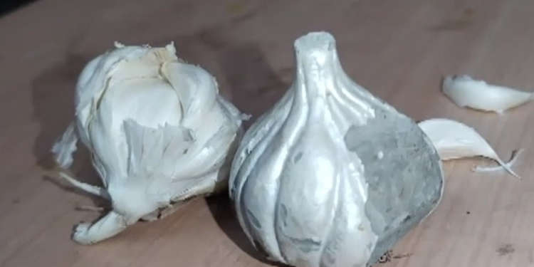 近期印度蒜頭價格飆漲，竟出現水泥製的蒜頭誆騙消費者。圖/翻攝 AajTak X