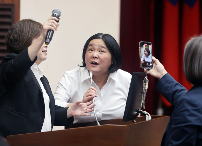 立法院財政委員會4日審查財劃法修正草案，民進黨立委賴惠員（左）等人湧至主席台前，向國民黨籍召委陳玉珍（中）提出抗議。圖／中央社