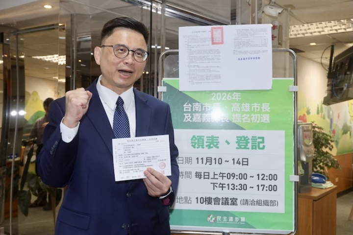 民進黨立委賴瑞隆11日完成高雄市長初選登記。圖/中央社