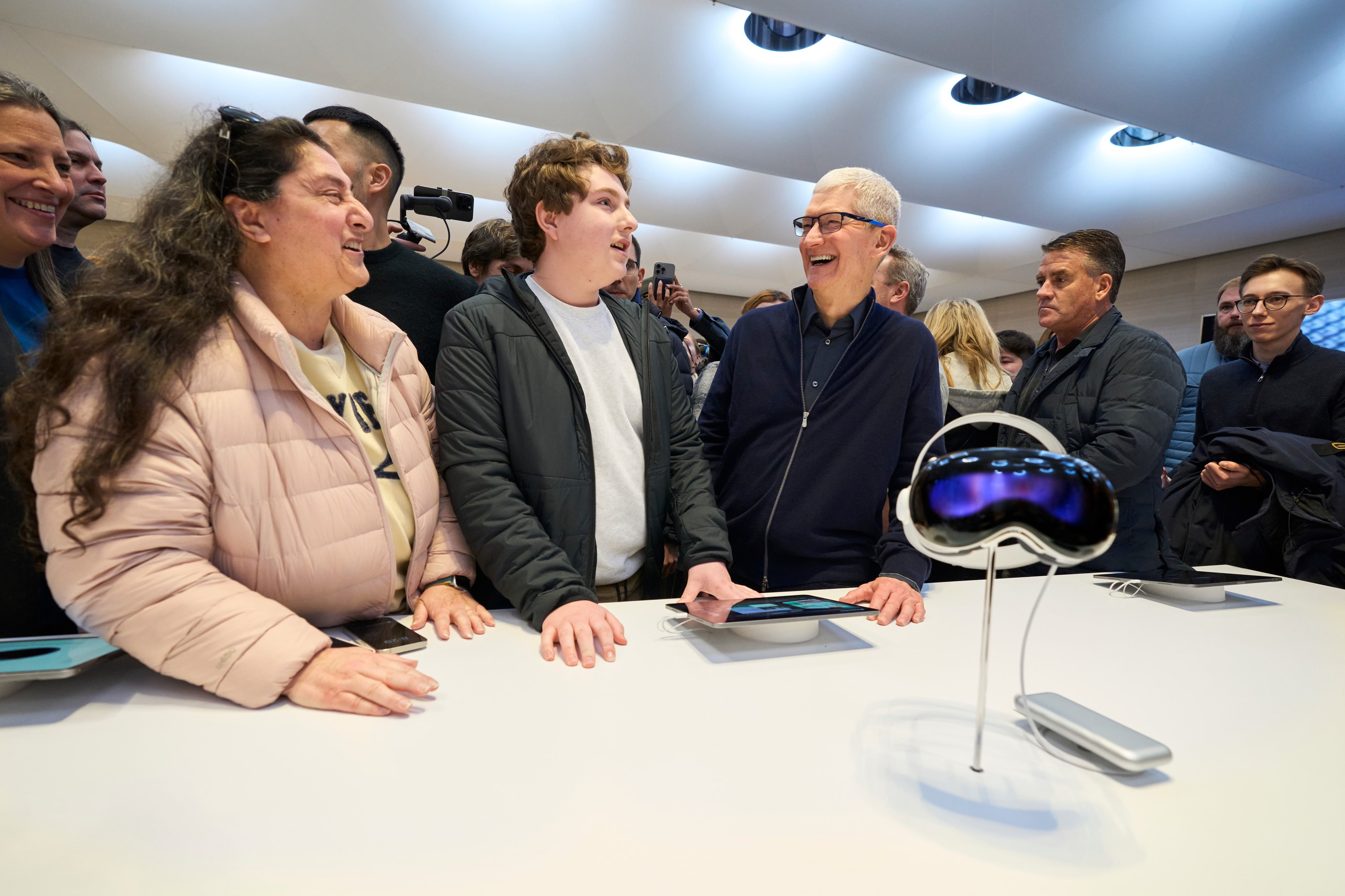 蘋果執行長庫克（Tim Cook）2日當天親臨紐約第五大道蘋果旗艦店的首賣活動慶賀。圖/取自Tim Cook @tim_cook