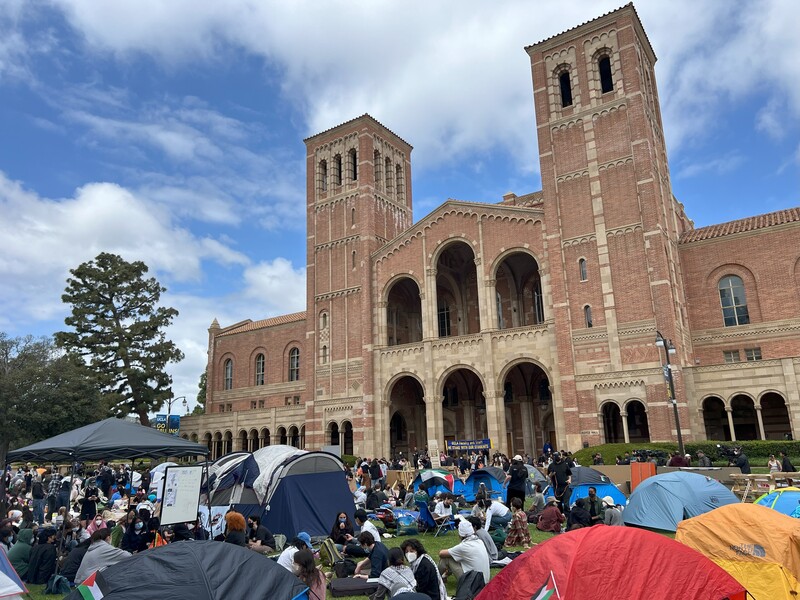 美國警方介入大學校園示威活動，多處大學校園已經禁止在校內紮營。圖加州大學洛杉磯分校（UCLA）25日有數百人紮營示威。中央社